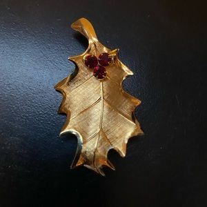 Beautiful gold toned holly leaf brooch/ pin with red stone berries.